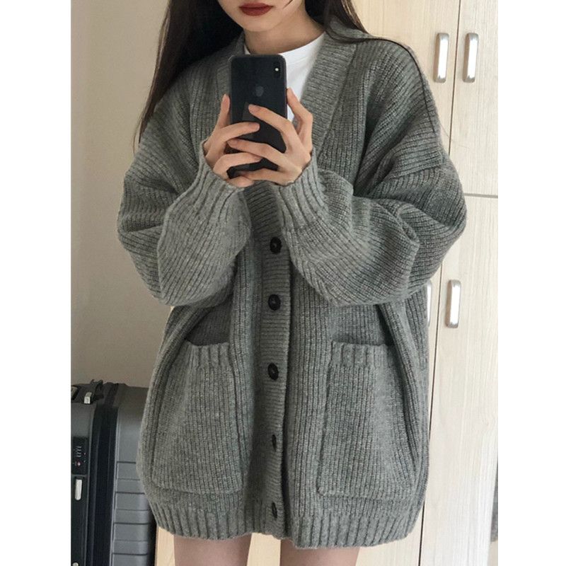 Coreano che indossa un piccolo maglione profumato lavorato a maglia per le donne in autunno, nuovo stile con giacca cardigan con scollo a V ampia e pigra_voghion.com