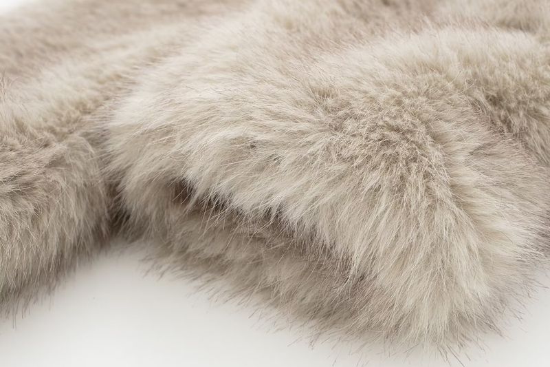 Damenbekleidung dicker Lammwolle schwarzer Mantel Damen Winter 2024 Schurwolle Pelz_voghion.com
