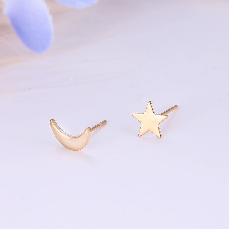 Einfache asymmetrische Ohrringe mit Stern und Mond_voghion.com