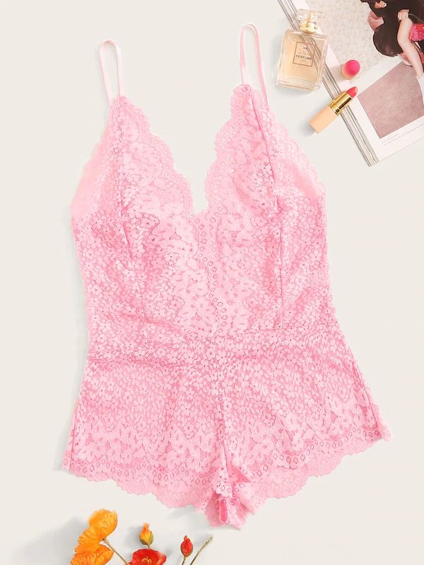 Lingerie divertente con motivo in pizzo rosa per creare prospettiva e pigiama erotico attillato e seducente_voghion.com