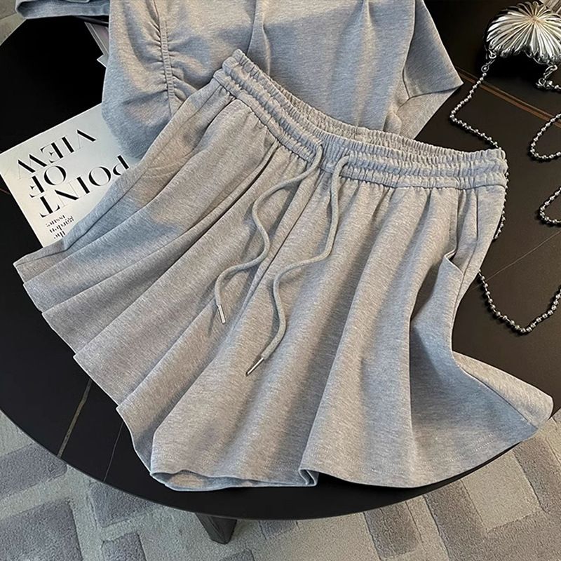 Vêtements pour femmes gris décontracté sport manches courtes costume pour femmes été mode Net célébrité rue ludique et vivant jambe large shorts deux pièces costume_voghion.com