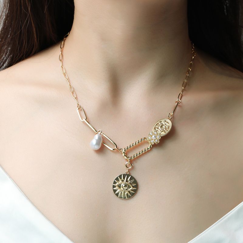 Kenjie Halskette mit Anhänger aus mehreren Elementen, eingelegten Diamanten und Relief-Design mit antiken Münzen_voghion.com