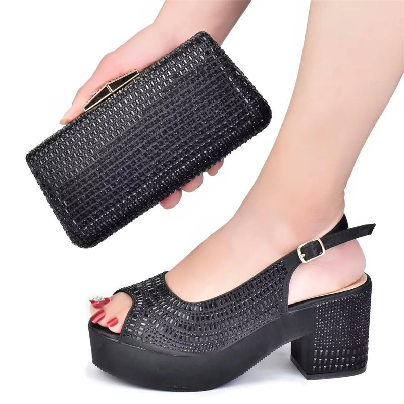 Set mit klobigen Sandalen mit Fischmaul, rundem Kopf und Schnürung hinten sowie Dinnertasche mit Diamanten_voghion.com