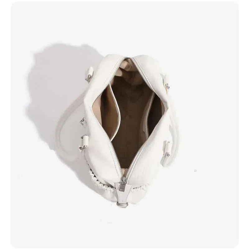 Borsa a tracolla multitasche in pelle pregiata per le uscite estive, modello Pillow Tote da donna chic_voghion.com