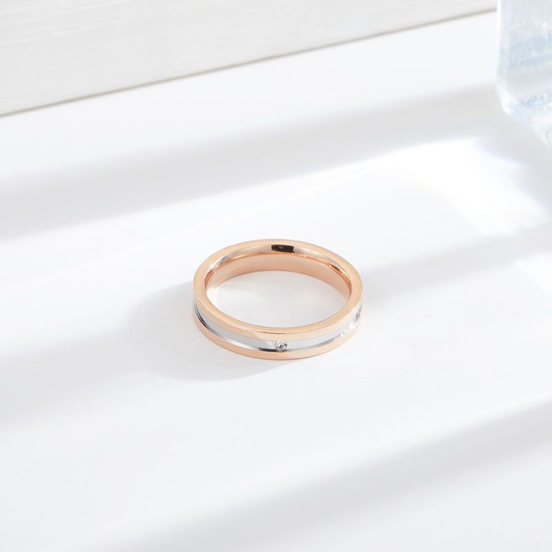 Anello in acciaio al titanio elettroplaccato con diamanti intarsiati, design di nicchia resistente alla luce, anelli di coppia in oro rosa, gioielli_voghion.com