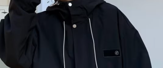 Wasserdichte Windjacke für Herren – Leichter Outdoor-Mantel mit Kapuze für Wandern & Streetwear (Schwarz/Beige)_voghion.com