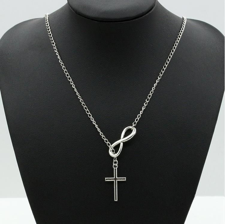 Collana con ciondolo a forma di croce con numero fortunato 8, in vendita a prezzi scontati_voghion.com