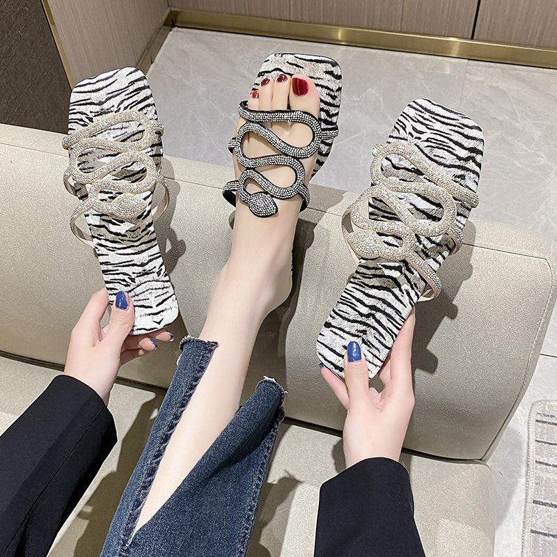 2024 Sandali con fondo piatto stile diamante d'acqua a forma di serpente nuovi capispalla estivi per mini pantofole da donna_voghion.com