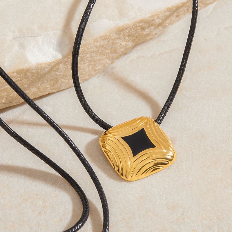 Collana elegante da donna in acciaio inossidabile con smalto nero quadrato, pendente geometrico con catena in acciaio al titanio resistente, design moderno e minimalista_voghion.com