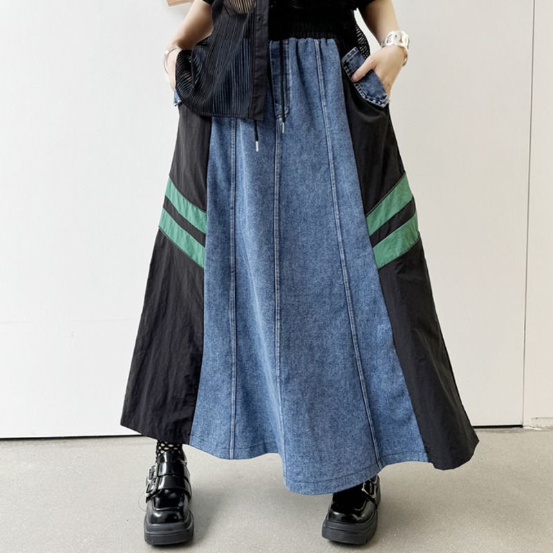 Gonna lunga larga con coulisse elastica in vita e gonna in denim con colori a contrasto e cuciture retrò di nuovo stile_voghion.com