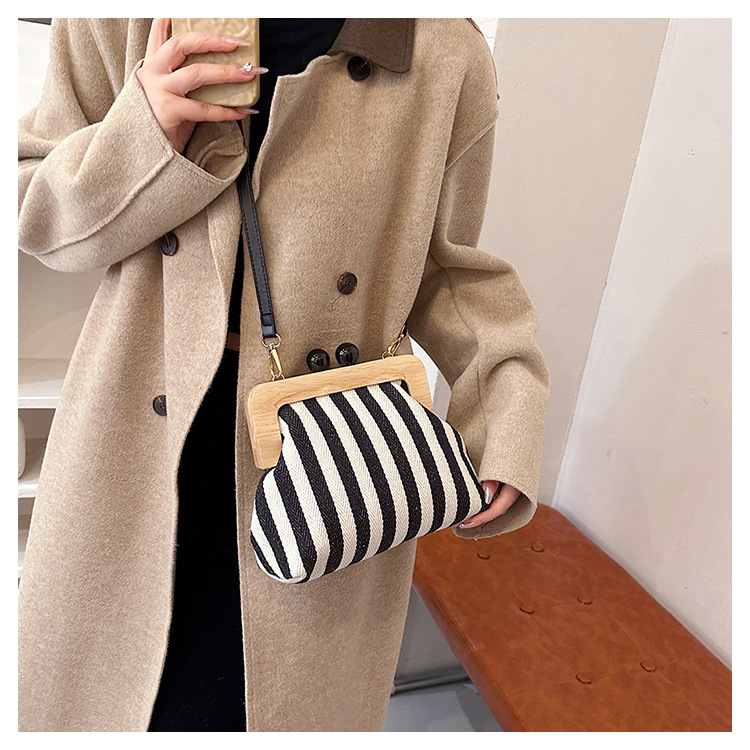 2024 Borsa da donna nuova Borsa a tracolla in tela con clip in legno a righe Borsa a tracolla con una spalla alla moda e raffinata_voghion.com