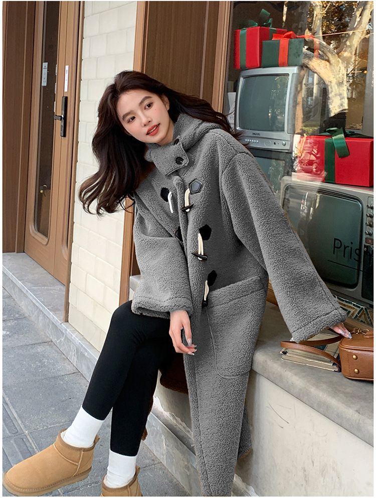Luxuriöser Kunstpelzmantel mit Kapuze für Damen – extralange Winterjacke mit weichem Sherpa-Futter, eleganten Knopfdetails und übergroßer Passform_voghion.com