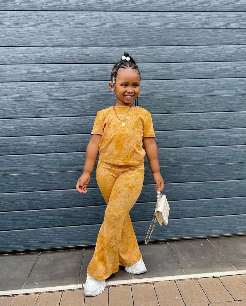 M8025 Comercio exterior europeo y americano 2023 nuevo estilo Instagram ropa para niños conjunto de manga corta Veet dorado para niña_voghion.com