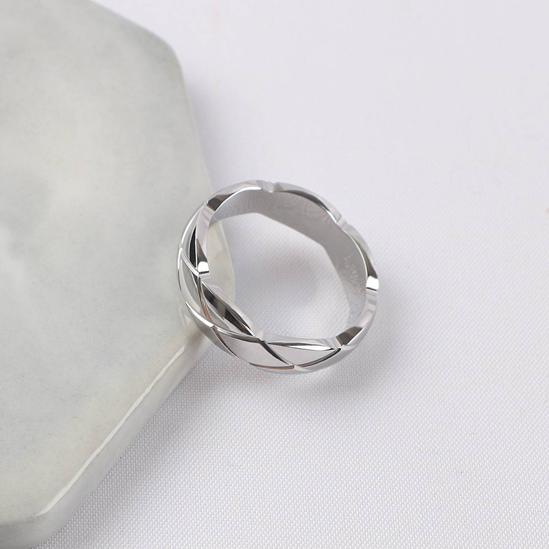 Inel cu model de diamant încrustat cu diamante, inele de cuplu din oțel titan auriu_voghion.com