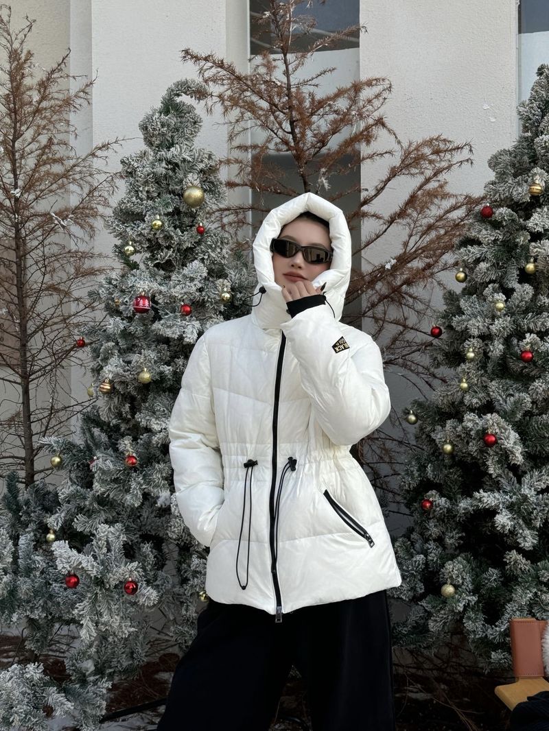 "Women's Slim-Fit Long Puffer Coat With Hood - 55% White Duck Down Winter Jacket (M/L, 3 Colors)"_voghion.com