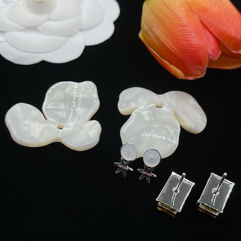 Weiße Irisblume, neues chinesisches quadratisches Nischendesign, zerlegte weiße minimalistische Temperamentohrringe, französischer Stil_voghion.com