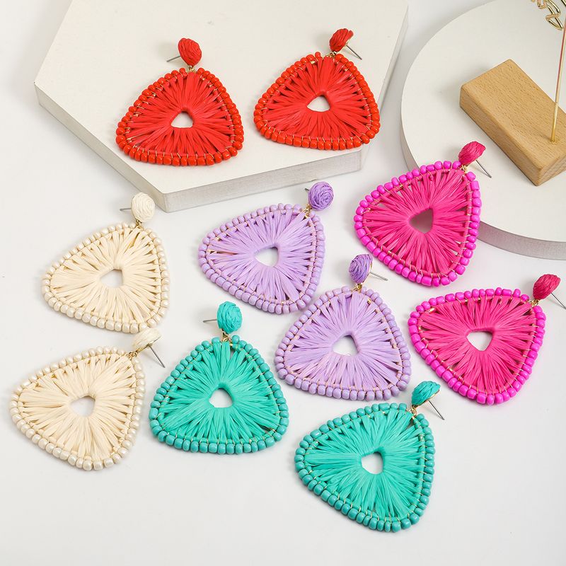 Nye øredobber i sommerstil ved sjøen, håndvevde øredobber i risperler med raffia, geometriske firkantede søte øredobber_voghion.com
