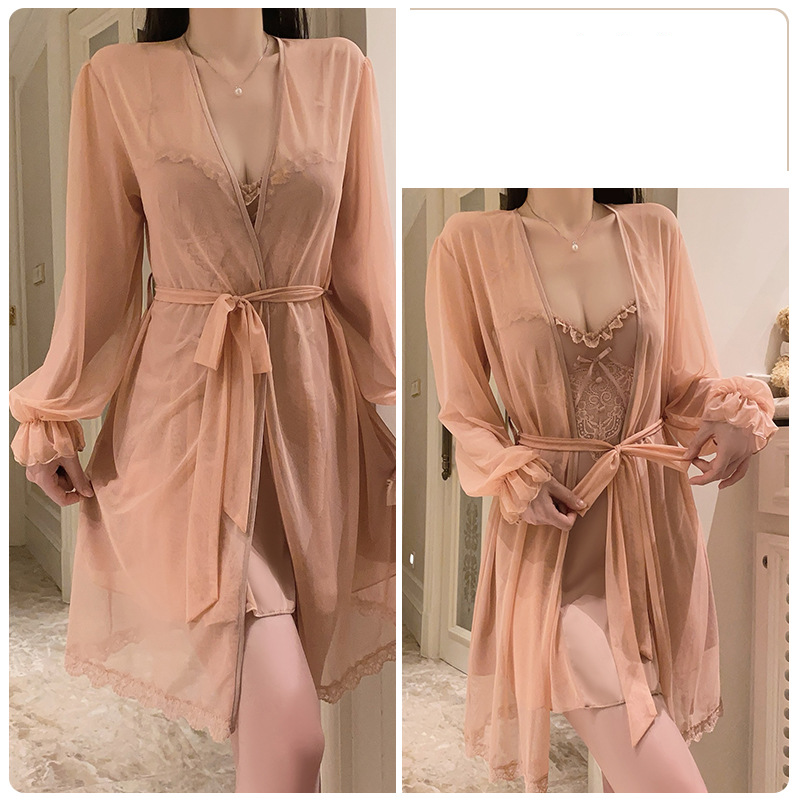 Unterwäsche & Nachtwäsche: Rückenfreies Nachthemd mit tiefem V-Ausschnitt und Netzstoff. Seidiges Satin-Dessous-Set mit gepolstertem tiefem V-Ausschnitt und transparentem Morgenmantel – elegante Nachtwäsche für Damen_voghion.com