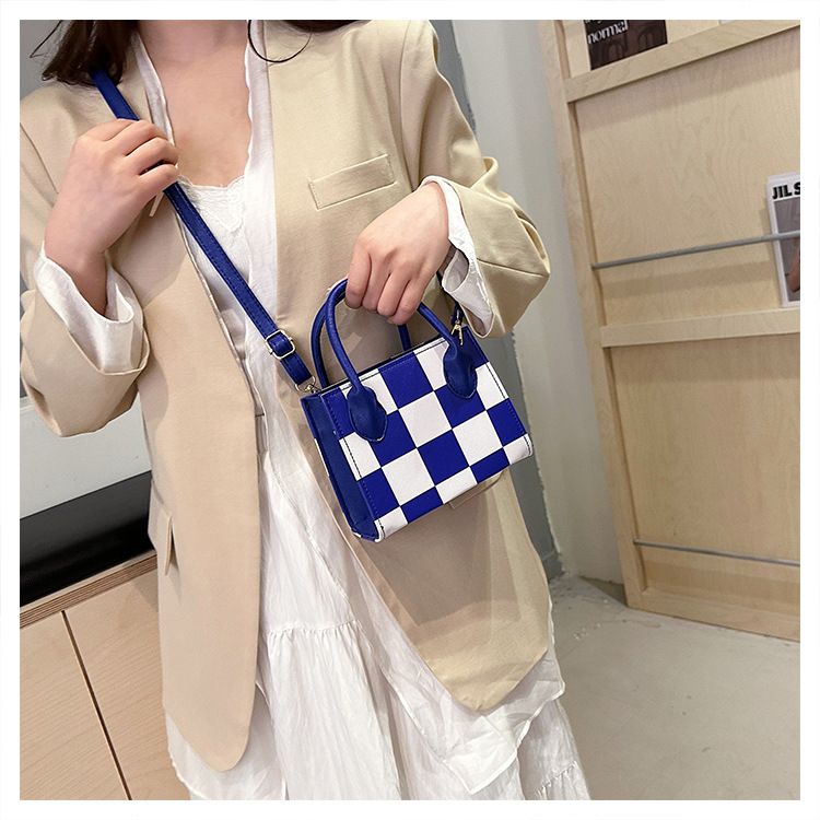 Az idei népszerű női 2024-es nyári új, kis négyzet alakú, divatos és egyszerű keresztpántos táska, kontrasztos kockás mintával._voghion.com