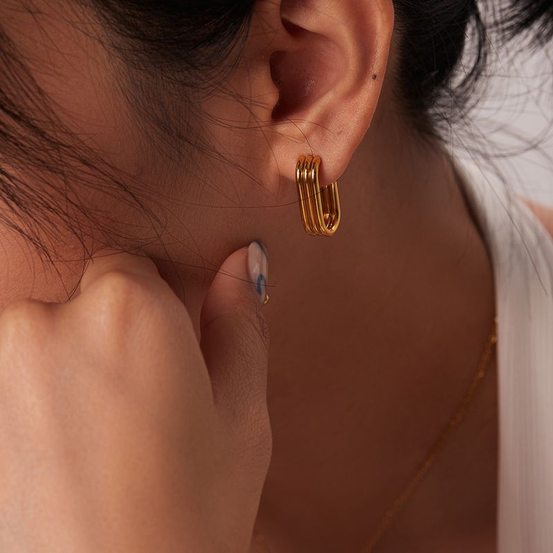 Orecchini aperti a forma di U con triplo anello in acciaio inossidabile e titanio dorato geometrico stile INS_voghion.com