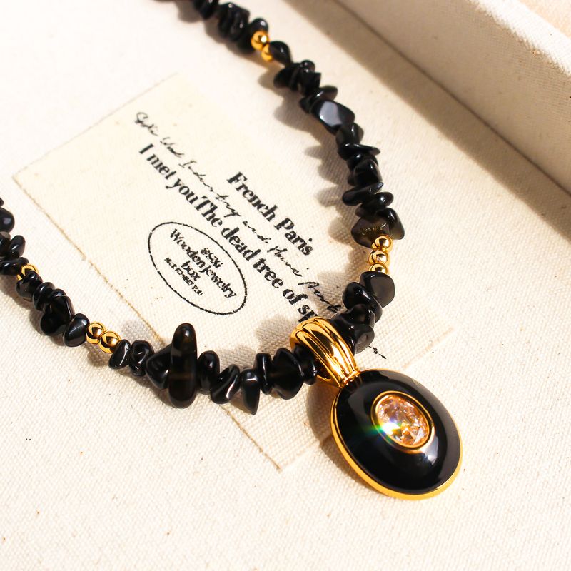 Collana da donna fatta a mano con perline in onice nero e ciondolo ovale in zircone smaltato, pezzo di lusso leggero e geometrico in stile boho_voghion.com