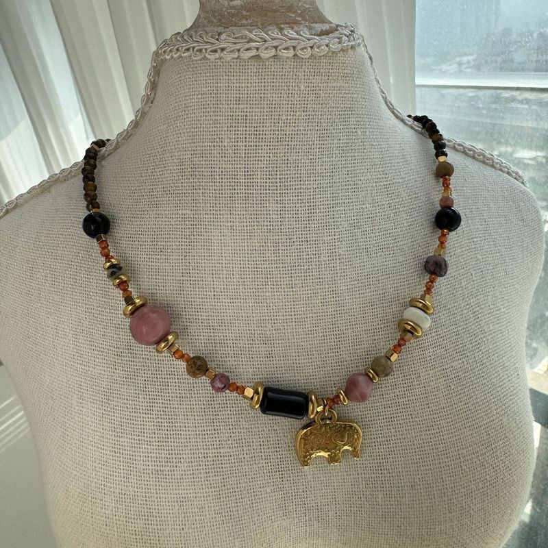 Collana con ciondolo a forma di elefante con perline in pietra naturale Milad per donna, stile di alta gamma, clavicola a strati autunnale e invernale._voghion.com