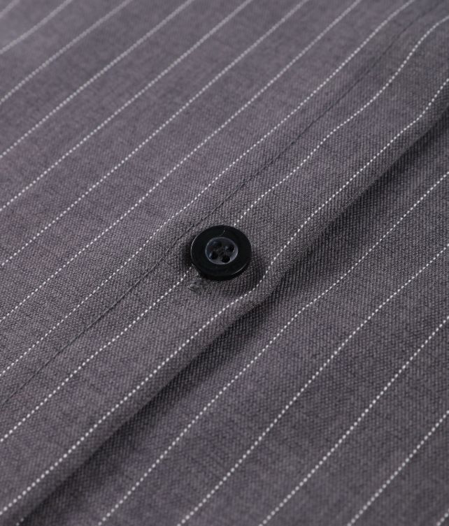 Completo elegante con camicia a maniche lunghe e gonna a righe slim fit, primavera estate 2025_voghion.com