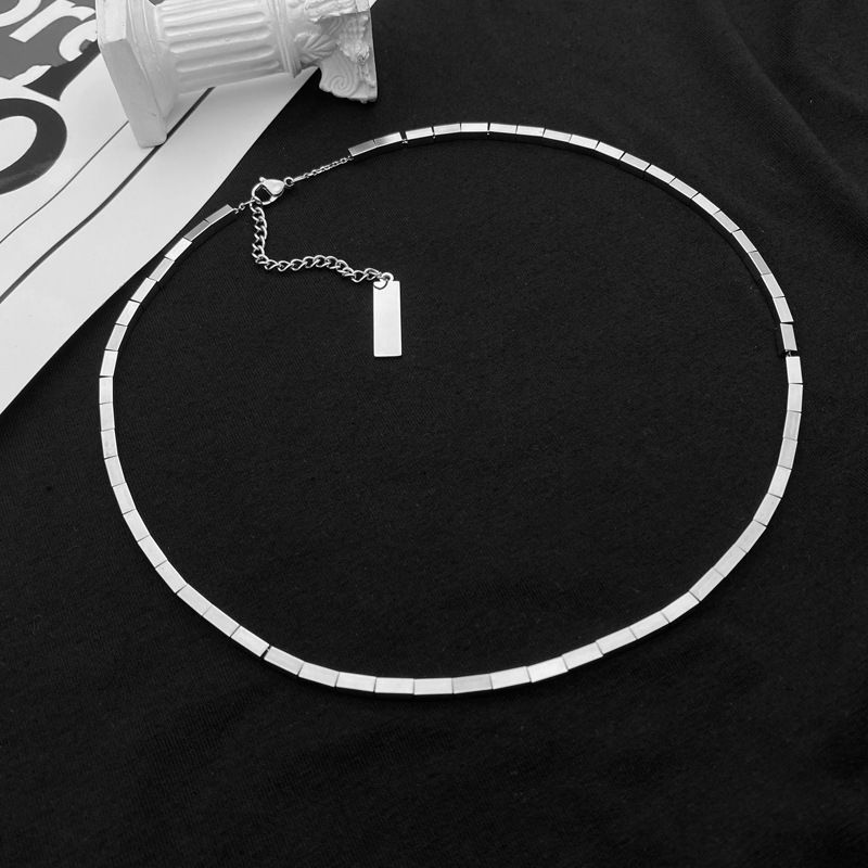 Collar de acero de titanio con diseño geométrico tridimensional y cuadrado pequeño para hombre y mujer, con accesorios de temperamento sencillo, estilo frío._voghion.com