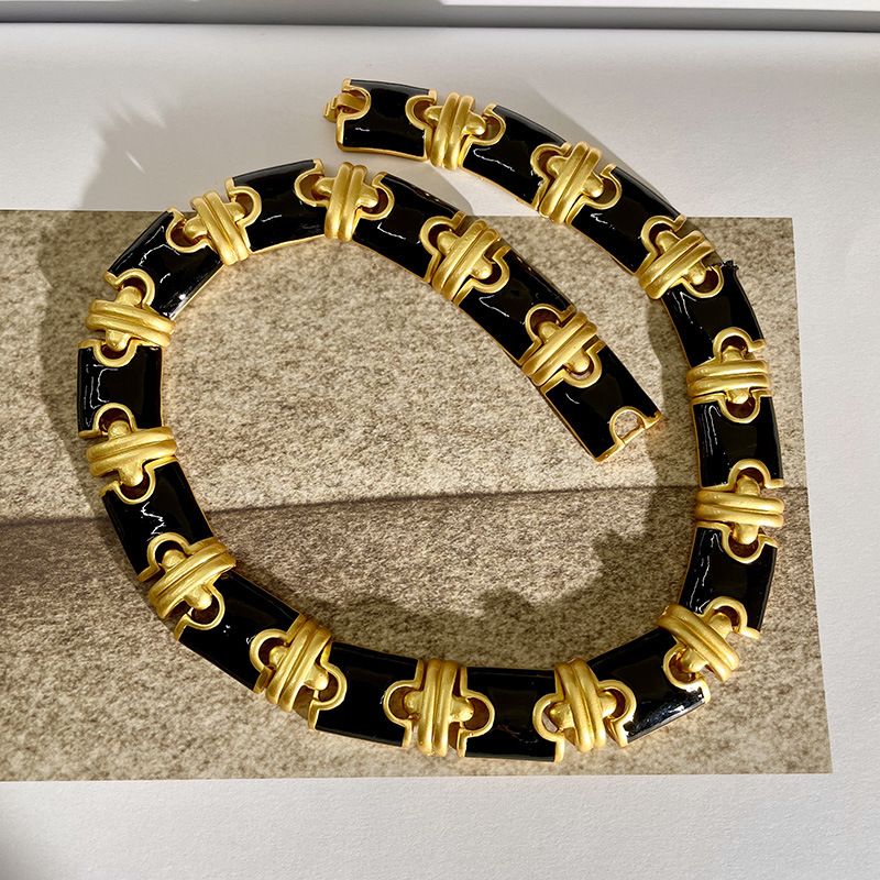 Exaggerated Large Thick Metal Decorative Necklace For Women's Trendy INS Short Collarbone With Sparkling Diamond_voghion.com