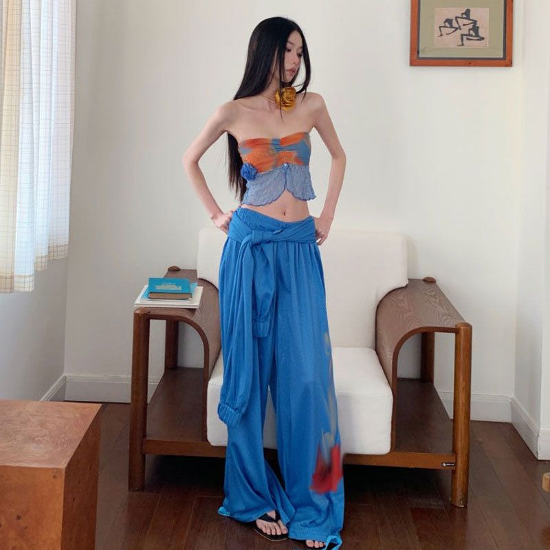 Conjunto de duas peças feminino com estampa de patchwork de renda e top curto + calça larga drapeada e folgada para férias_voghion.com