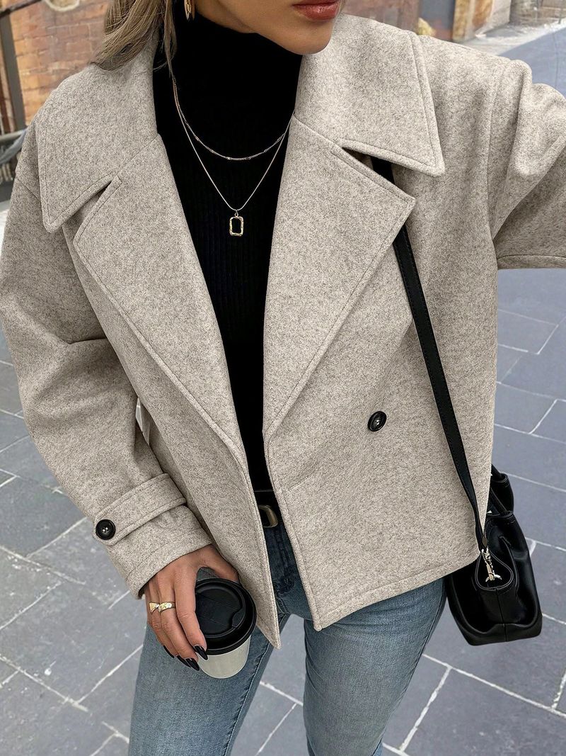 Eleganter kurzer Wollmantel mit breitem Revers und schwarzen Knopfakzenten – Stilvolle Herbstoberbekleidung für Damen_voghion.com