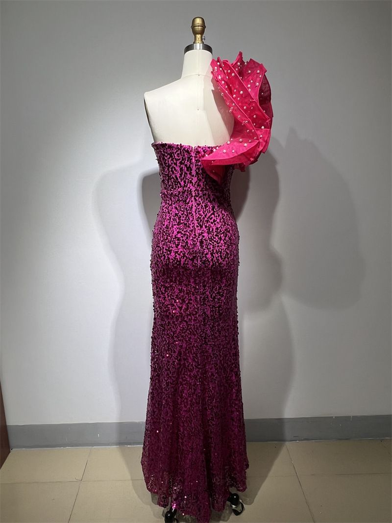 Elegante abito da sera con paillettes e spacco profondo, per red carpet, spettacoli teatrali e feste: splendido abito lungo fino a terra con dettagli scintillanti_voghion.com