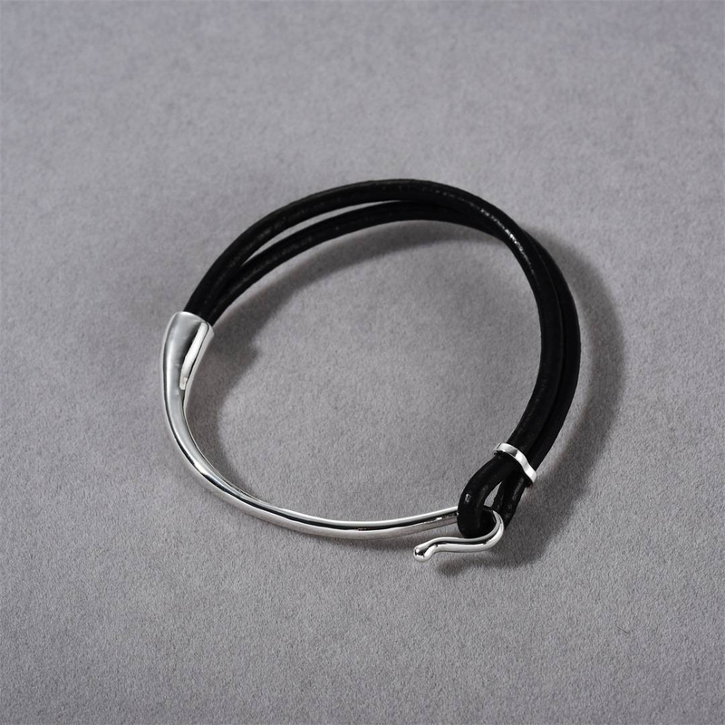 Set di gioielli da donna - Collana girocollo e bracciale in pelle di agnello nera con ciondolo geometrico in argento, catena a strati minimalista ed elegante da indossare tutti i giorni_voghion.com