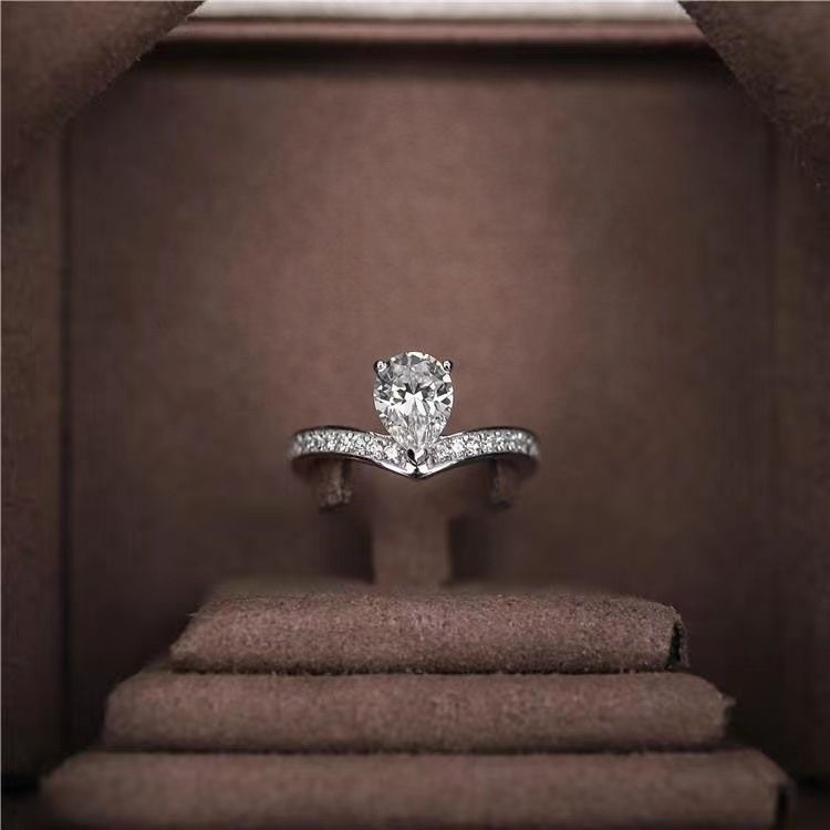 Moda INS Temperamento de alta qualidade Gota d'água em forma de pêra 1 quilate Noivado Casamento Micro Pave Diamante Simulado Noiva_voghion.com