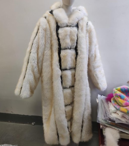 Chaqueta larga de piel con capucha y parches para mujer_voghion.com