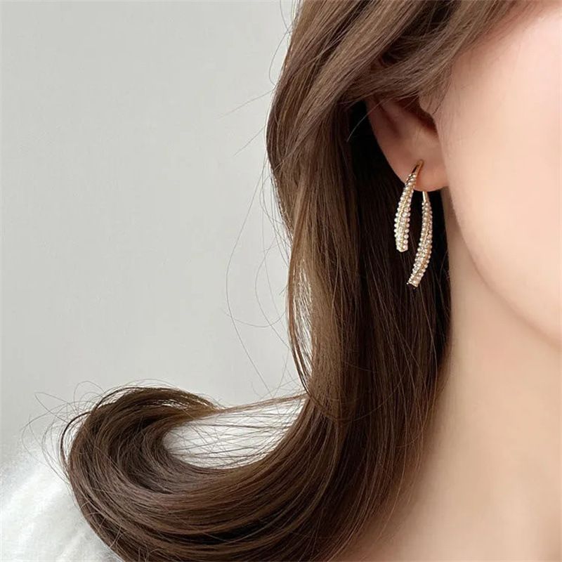 Ελαφριά πολυτελής niche υψηλής ποιότητας σταυρός ψαροκόκαλο μαργαριτάρι για γυναίκες 2024 νέα ιδιοσυγκρασία Διαδίκτυο διάσημα σκουλαρίκια_voghion.com