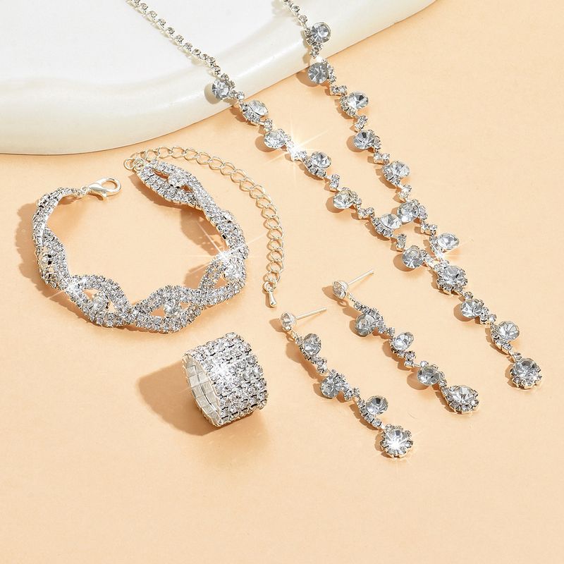 Set di gioielli da donna con diamanti lucidi intarsiati, collana, orecchini, bracciale e anello_voghion.com