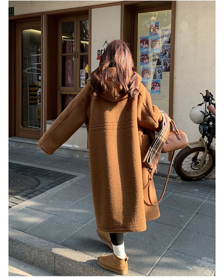 Luxuriöser Kunstpelzmantel mit Kapuze für Damen – extralange Winterjacke mit weichem Sherpa-Futter, eleganten Knopfdetails und übergroßer Passform_voghion.com