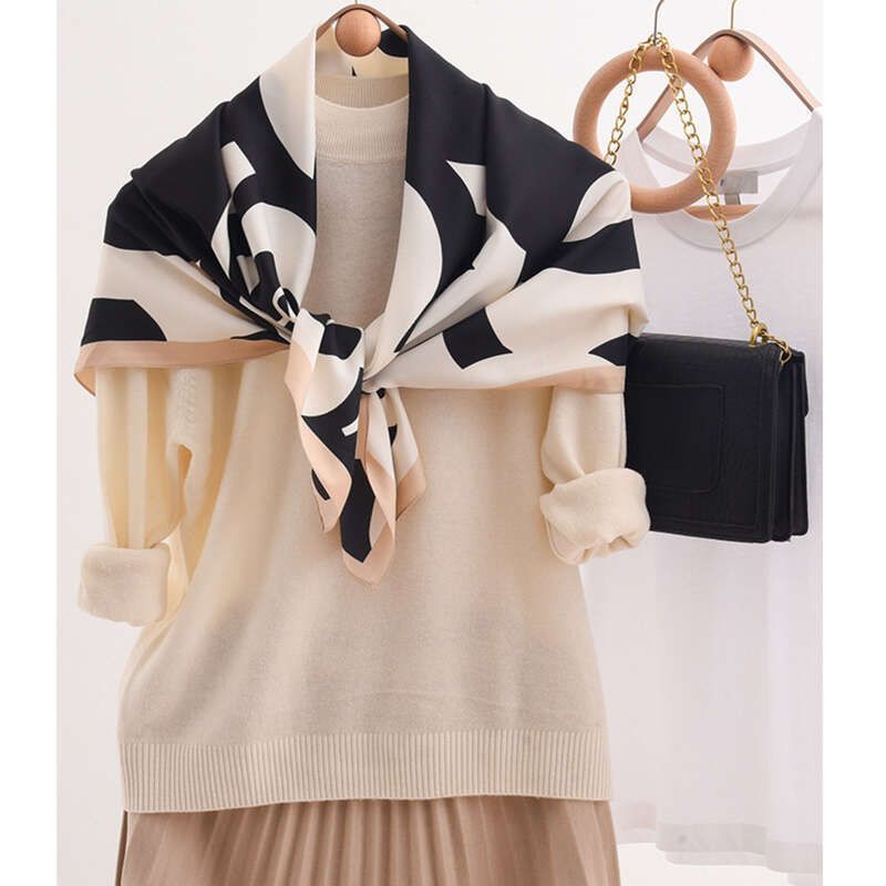 Sciarpa di seta semplice avvolta in un motivo a quadri di camelia, primavera ed estate 2025_voghion.com