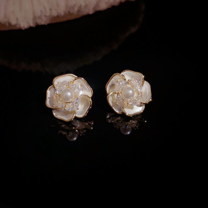 Orecchini eleganti, versatili e di alta qualità, con micro pavé di zirconi e perle di camelia, in argento, con ago_voghion.com