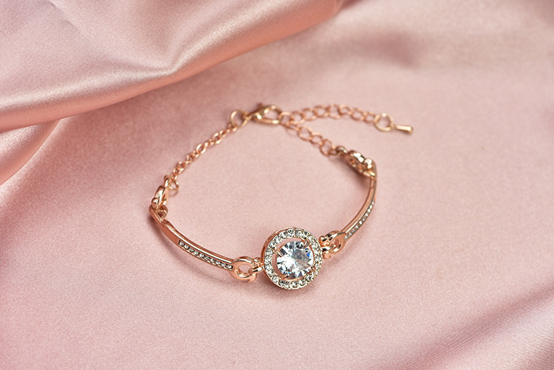 Set di quattro pezzi della collana del braccialetto dell'anello stabilito degli orecchini degli orecchini dei cuori e delle frecce dei monili di Zircon Trasporto_voghion.com