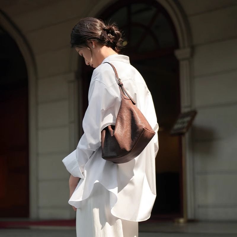 Lässige multifunktionale Schultertasche aus Leder_voghion.com