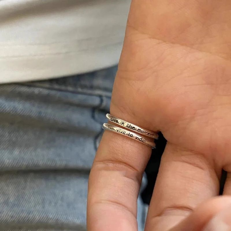 Stesso anello con fascia semplice incisa in inglese, stile coreano, versatile e di alta qualità, impilabile, per dito indice_voghion.com