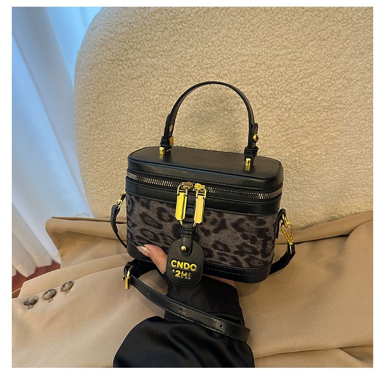 Leopard print hand-held box, woolen small square bs, plaid contrasting mouth red envelope, single shoulder crossbody_voghion.com