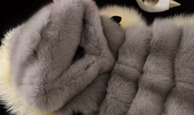 Kunstpelzweste mit Kapuze für Damen – Langer Streetwear-Mantel, plüschige, fuchsähnliche Textur, trendige Oversize-Passform, unverzichtbar für den urbanen Lagenlook_voghion.com