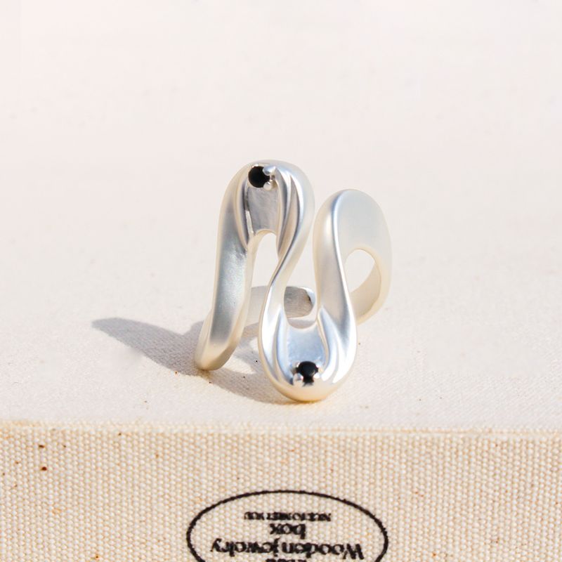 Schwarzer Onyx-Ring mit fließender Wellenform – Verstellbarer Ring in elegantem Silber mit geometrischem Muster für Damen, minimalistisch-boho-chic_voghion.com