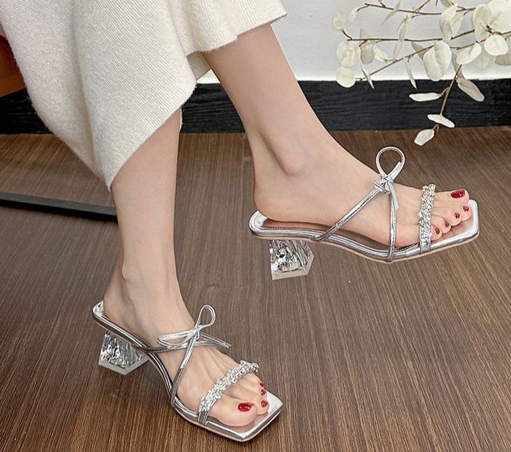 Sandali con tacco spesso a forma di fiocco in strass, modello Silver Square Head 2025, nuovi outfit estivi, pantofole da donna_voghion.com