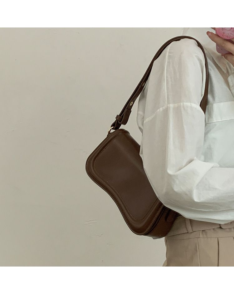 Borsa da ascella in stile coreano con design di nicchia per le donne 2022 nuova borsa quadrata piccola alla moda borsa a tracolla abbinata in stile occidentale di alta qualità_voghion.com