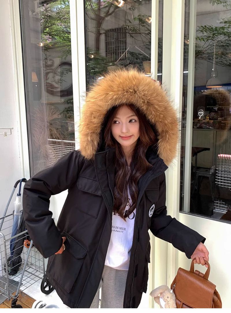 Zimowa kurtka puchowa damska – średniej długości parka robocza, z grubego białego puchu kaczego, ciepła i stylowa (lazurowo-czarna, rozmiar S/M/L)_voghion.com