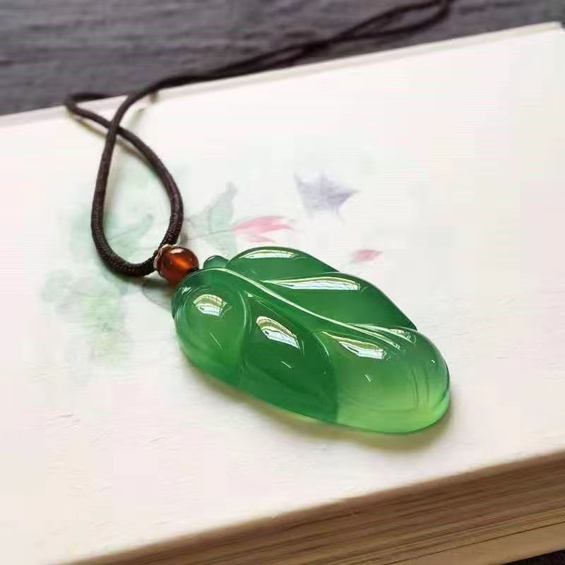 Ice-grade Jasperite Jade-green Leaf Pendant, Green Jasperite Pendant, Jade Necklace, Golden Plumage And Jade Leaves._voghion.com